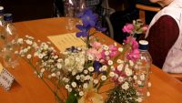 テーブルの上にはきれいな花｜クリスマス・忘年会で三味線